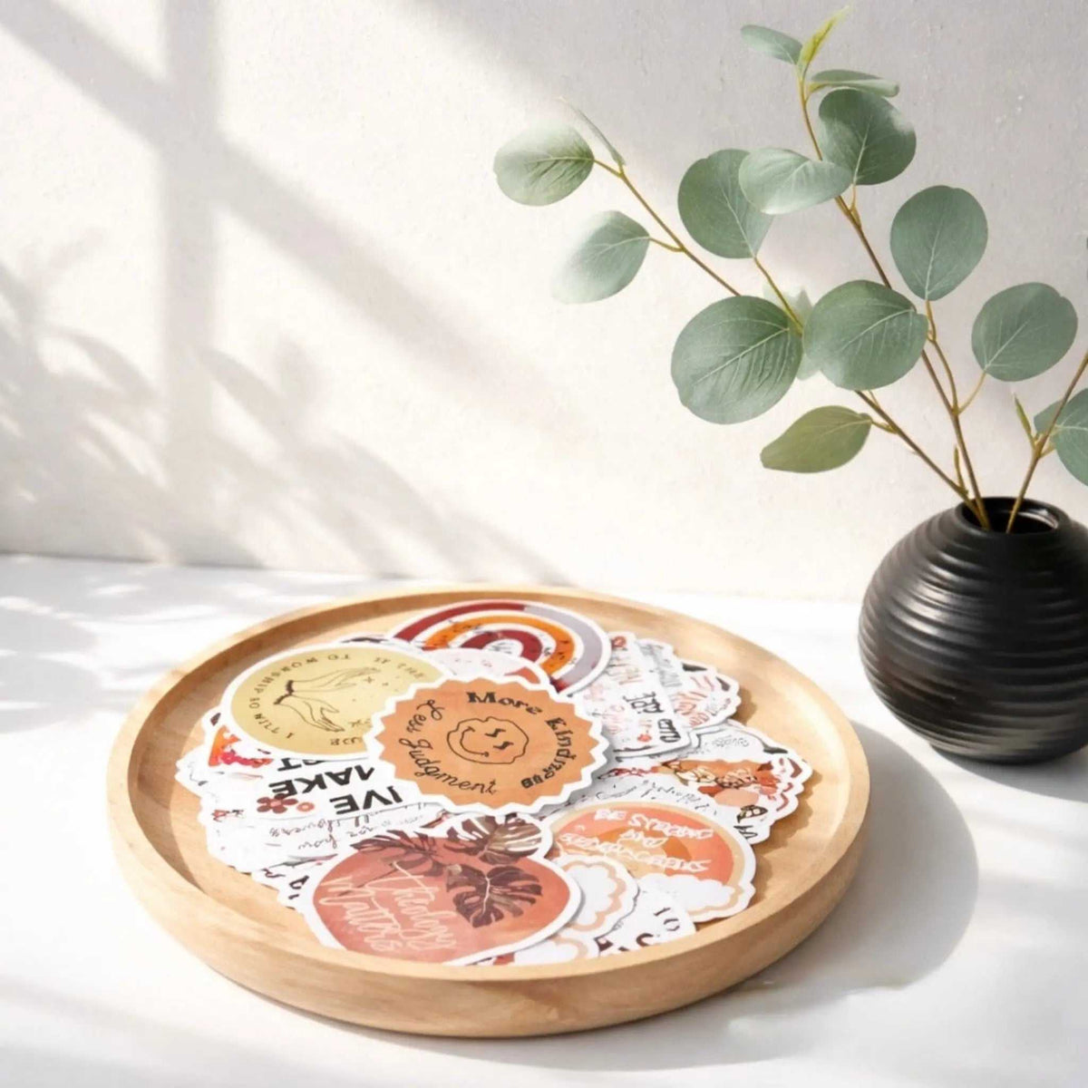 Boho Sticker aus Papier mit runden Formen, floralen Motiven und Schriftzügen in warmen Beige-, Braun- und Orangetönen.