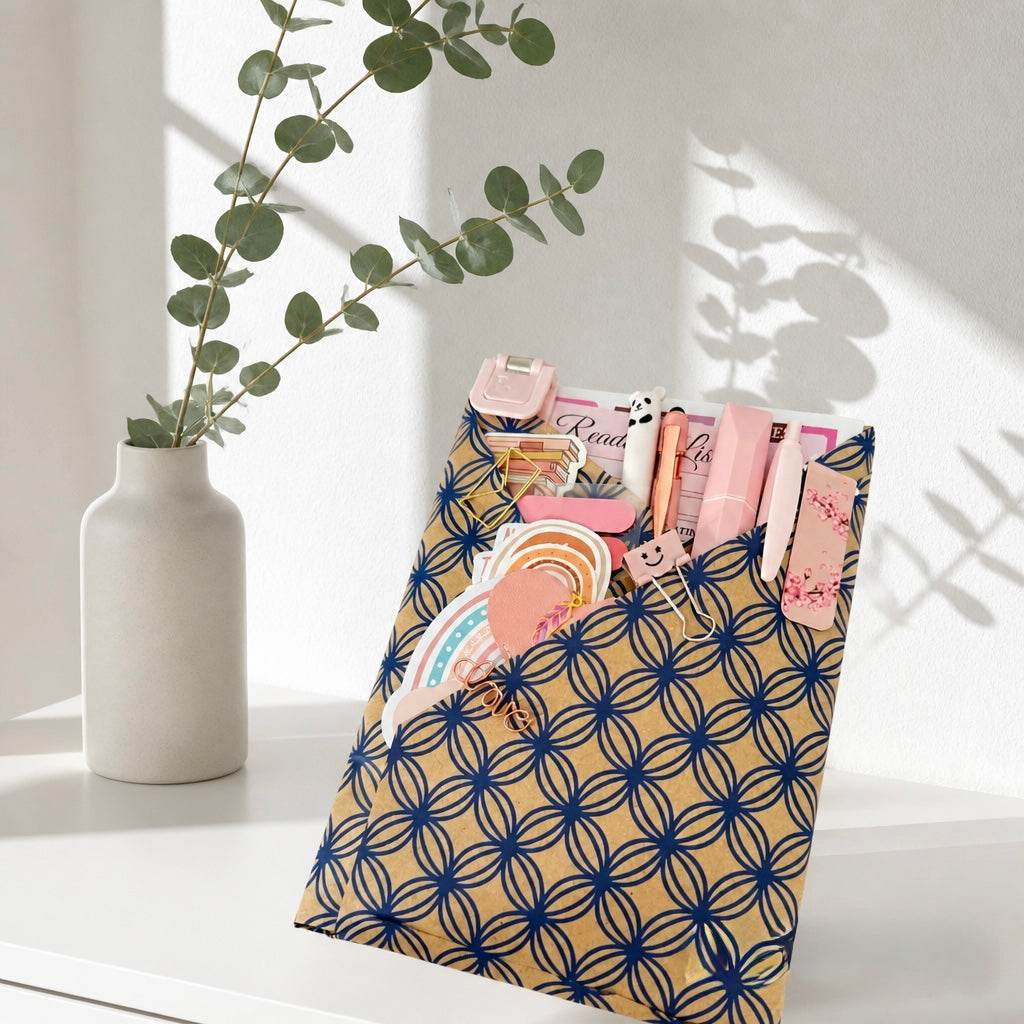 Notizbuch Set A5 in einer goldfarbenen Hülle mit dunkelblauem geometrischem Muster und rosa Schreibzubehör.