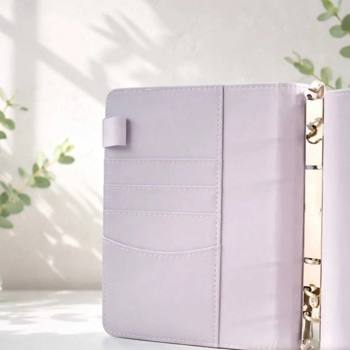 Budget Binder Set im A6-Format, helllila Kunstleder mit genähten Kartenfächern und glänzendem Ringverschluss