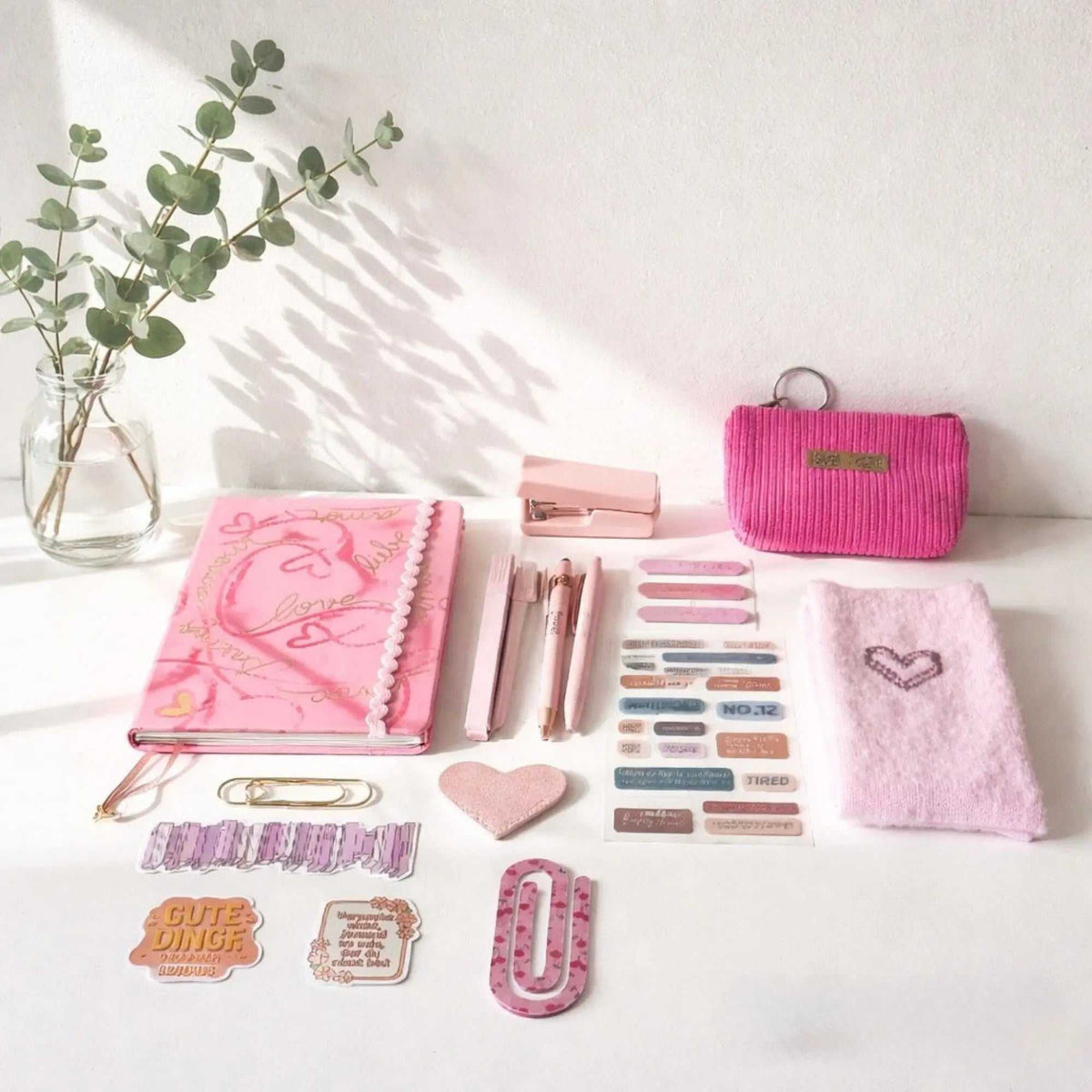 Notizbuch A5 Set mit rosa Einband, goldenen Verzierungen sowie passenden Stiften, Stickern und Schreibaccessoires