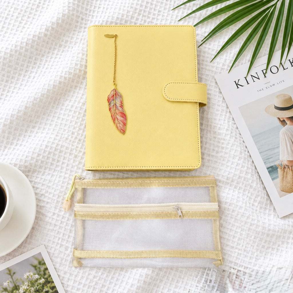 Binder A5 - Yellow mit glattem gelbem Einband und Federlesezeichen, dazu ein transparentes Mäppchen mit gelbem Rand