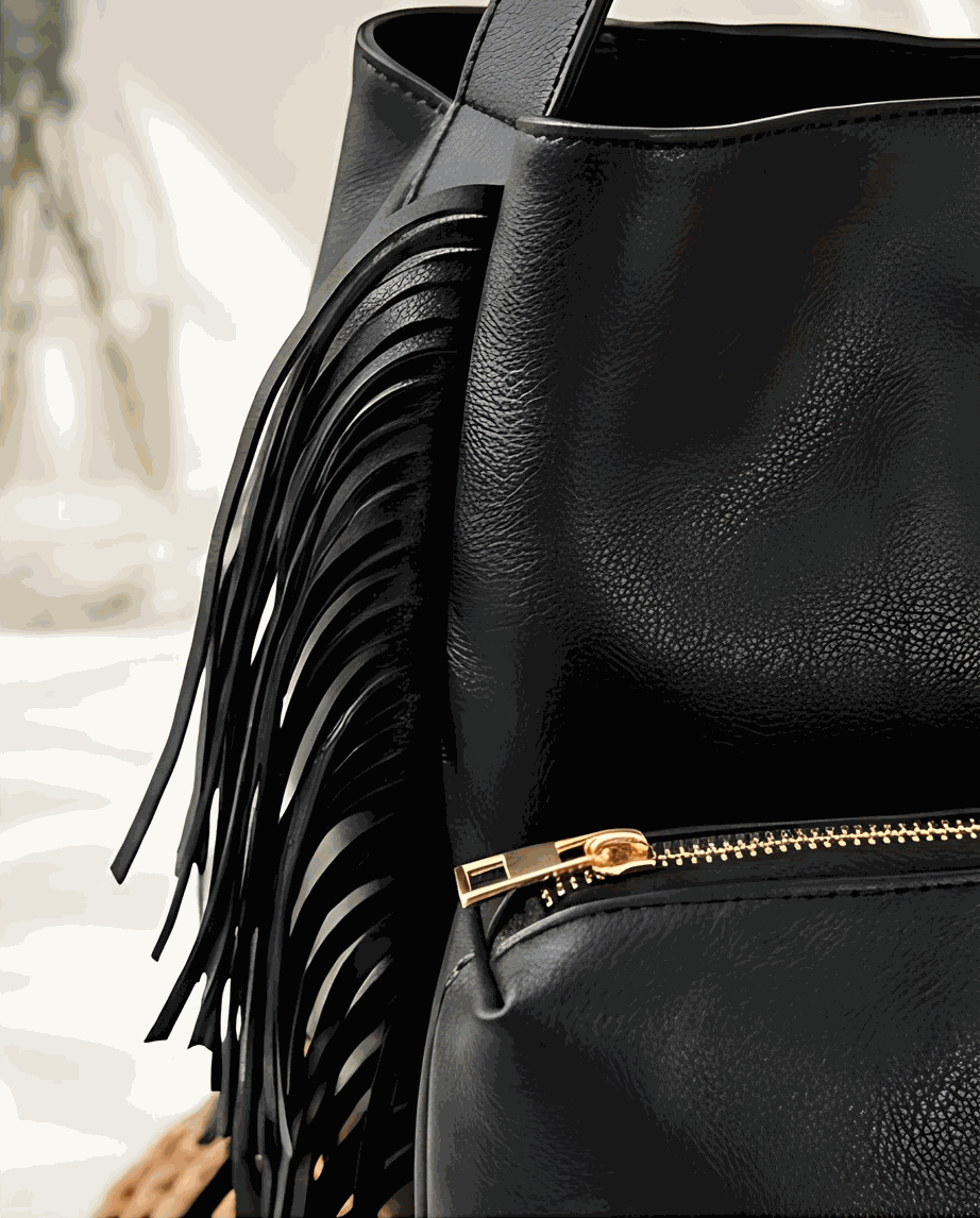 Damenhandtasche mit Fransen aus schwarzem, genarbtem Kunstleder mit langen Seitenfransen und goldfarbenem Reißverschluss