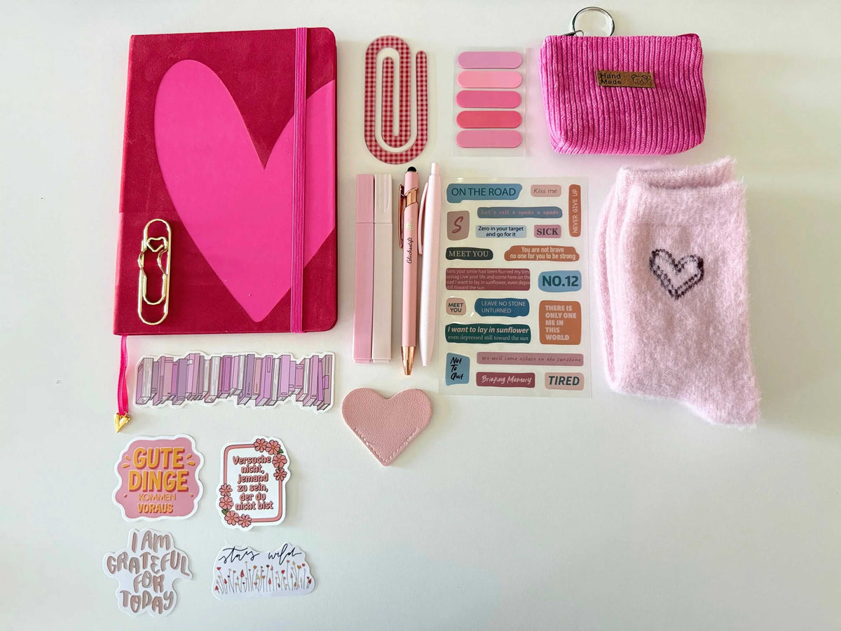 Notizbuch A5 Set in Pink mit großem Herzmotiv, goldener Klammer und passenden Stiften, Stickern und Täschchen