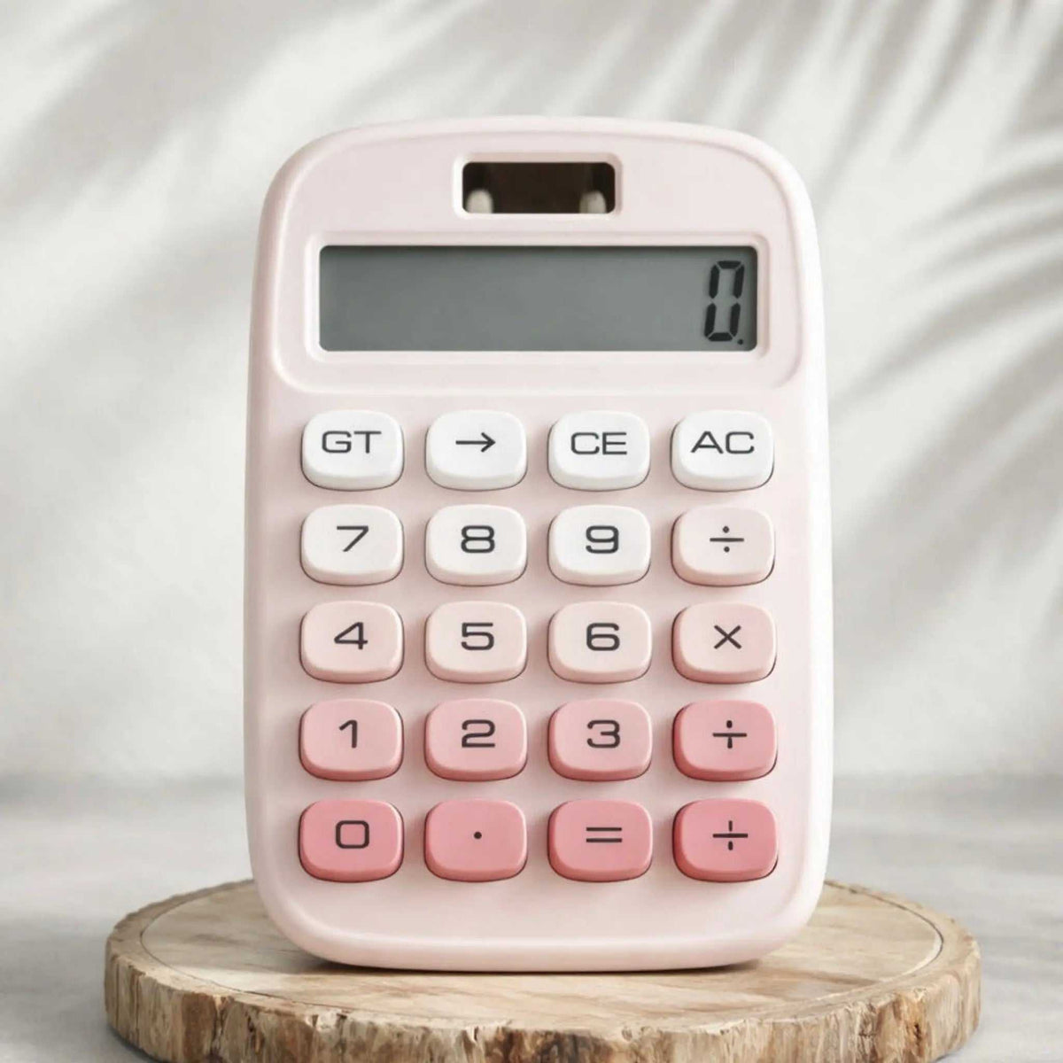 Taschenrechner von Planlos Schön in Pastellrosa mit hellen Tasten, dunklem Display und kompaktem Gehäuse